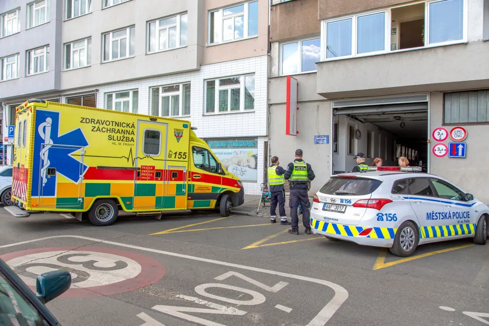 Seniorka upadla a uvízla mezi sprchou a toaletou. Život jí zachránil kamarád, který zavolal strážníky