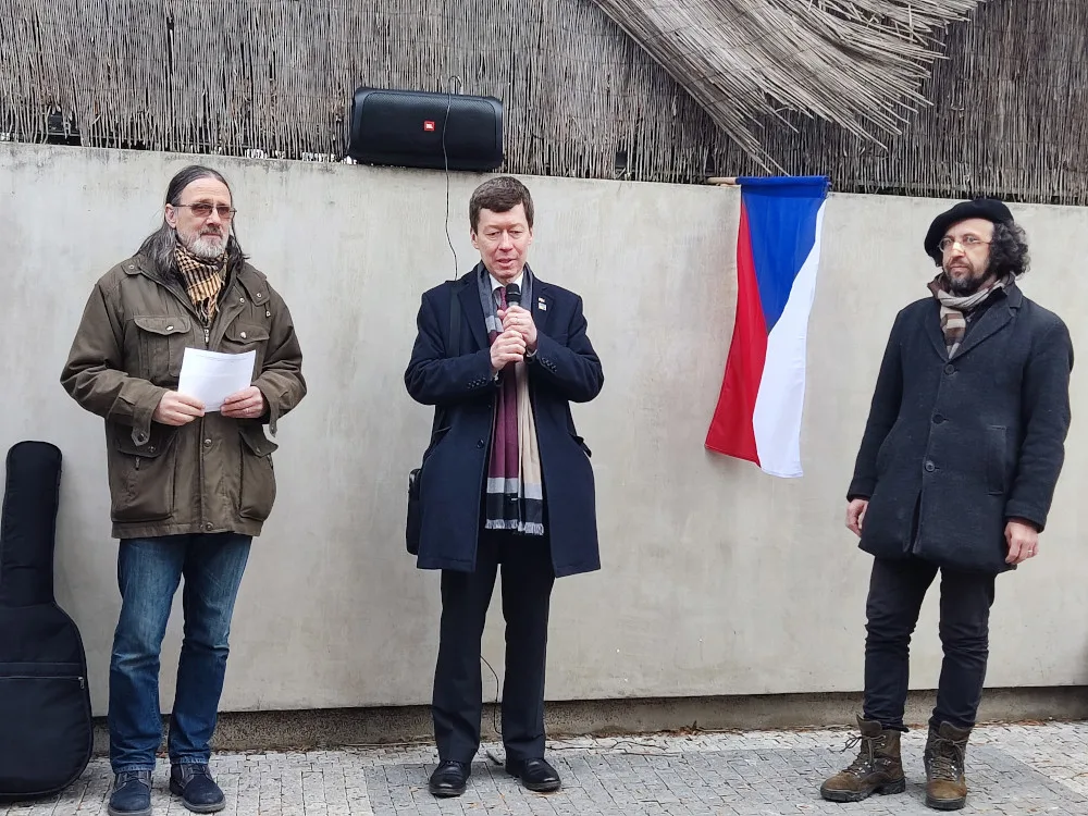 Desítky lidí se přišly pomodlit před ukrajinské velvyslanectví
