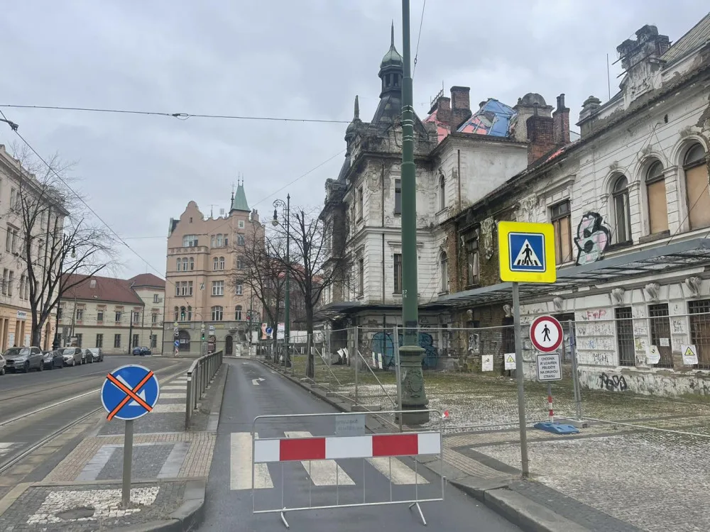 Padající omítka z nádraží Vyšehrad přerušila dopravu. Budoucnost objektu je stále nejistá