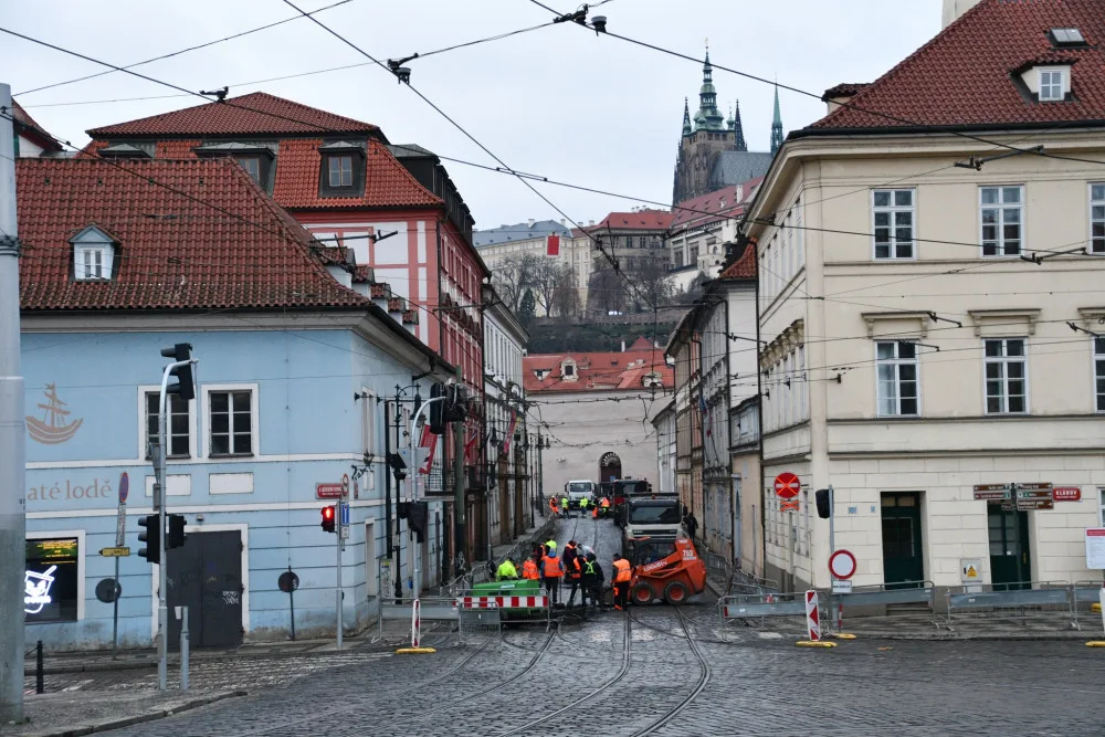 Oprava kolejí na Malé Straně pokračuje. Ode dneška je zavřená Karmelitská