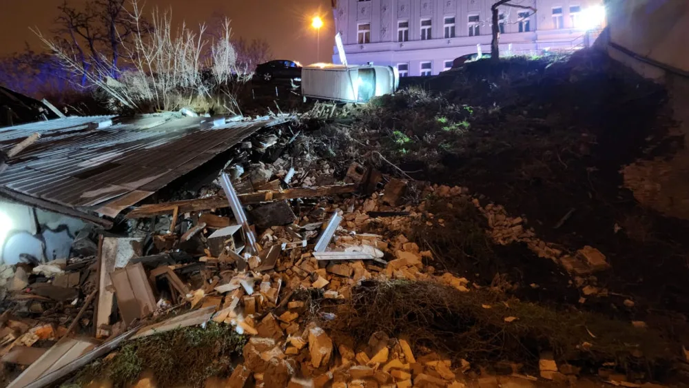 V Praze se v noci utrhl svah s kusem silnice, chodníkem a budovou