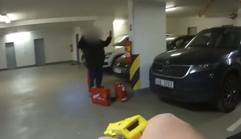 VIDEO: Zloději v podmínce kradli v garážích. Policie je chytila při činu
