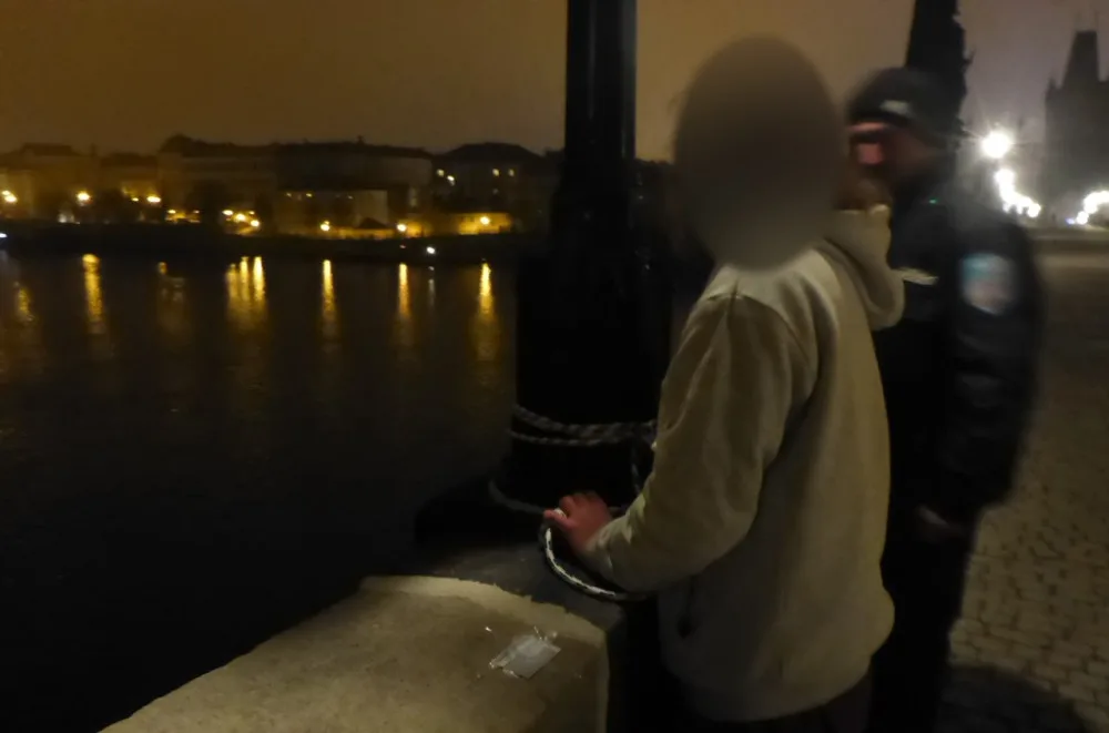 Muže strážníci odvezli do nemocnice.