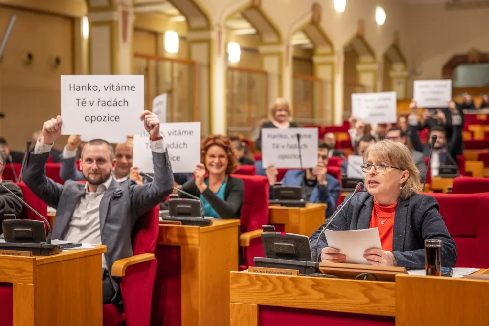 Hana Kordová Marvanová při zasedání zastupitelstva