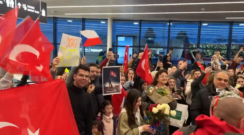 VIDEO: Čeští hasiči se vrátili domů. Na letišti jim tleskali zástupci turecké menšiny