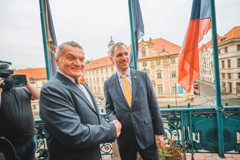 Hřib předal žezlo ve formě klíče od kanceláře a flashdisku