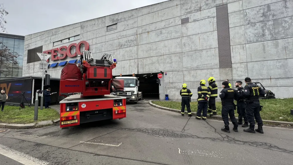 VIDEO: Z fasády OC Nový Smíchov se uvolnil kus betonu. Hasiči místo uzavřeli