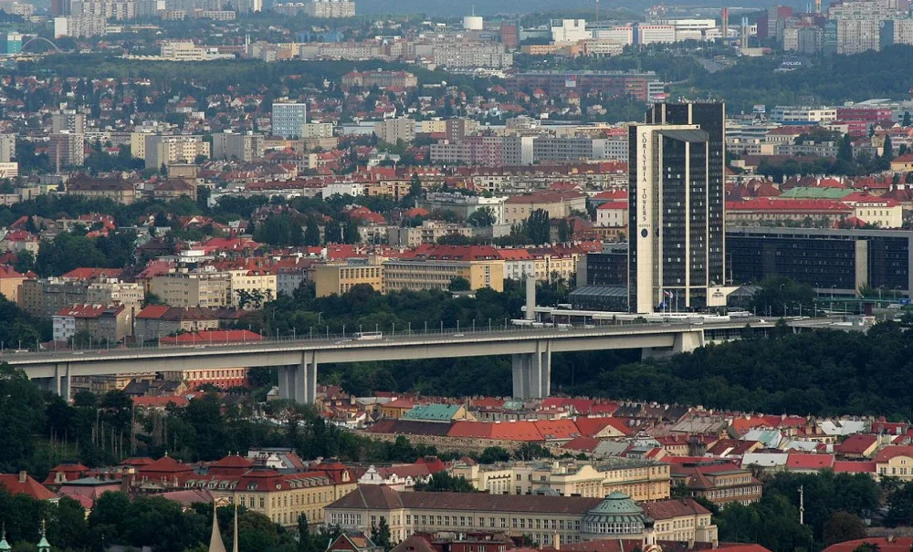 Stavba století i most sebevrahů. Nuselák dnes slaví padesátiny