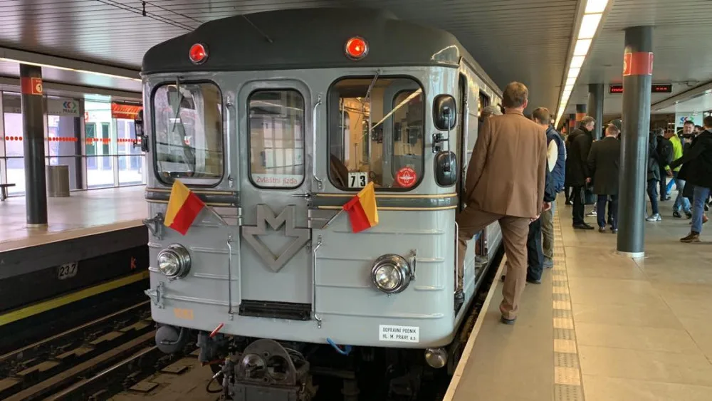 VIDEO: Nuselákem projelo historické metro. Stavba je v pořádku, ujistil Hřib