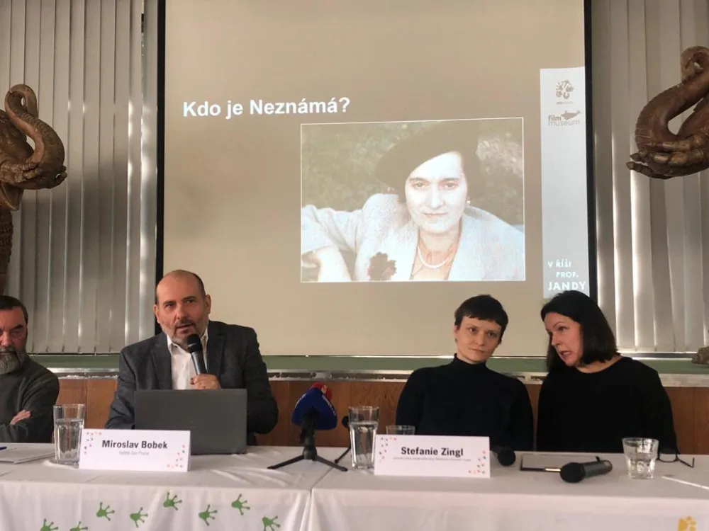 Žena z filmů je zatím neznámá.