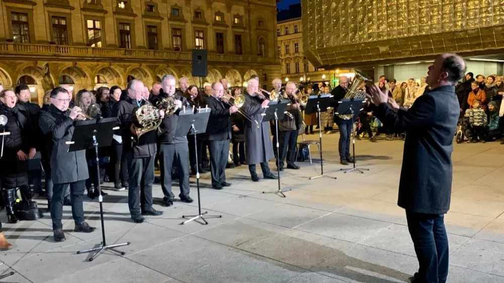 VIDEO: Lidé zpívali Ukrajinskou hymnu u Národního divadla, připomněli rok války