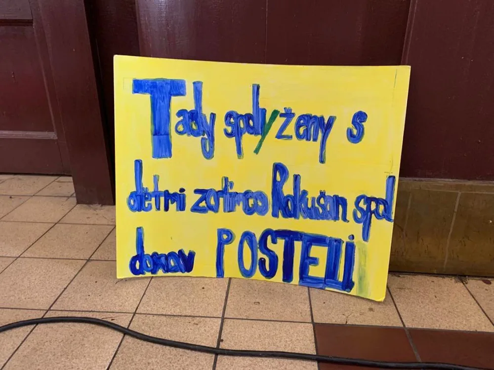 VIDEO: Zástupci Prahy děkovali dobrovolníkům za pomoc Ukrajině. Ti na akci protestovali