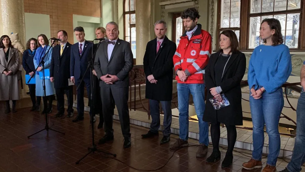 VIDEO: Zástupci Prahy děkovali dobrovolníkům za pomoc Ukrajině. Ti na akci protestovali