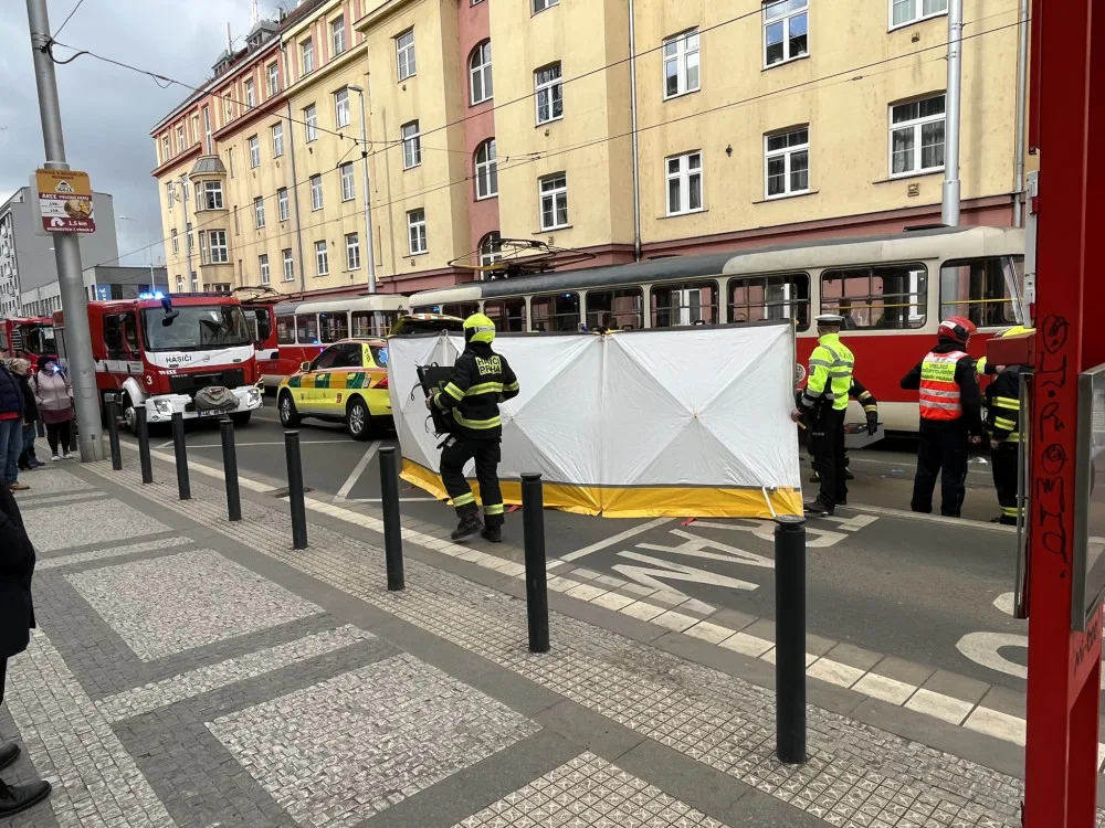 Tramvaj srazila člověka. Skončil v bezvědomí zaklíněný pod vozem
