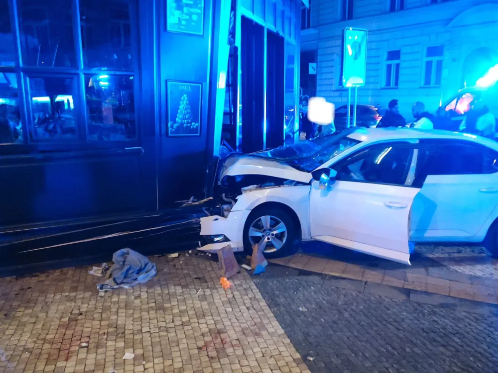 Řidič v Praze dostal záchvat za volantem a vjel na chodník. Pět lidí je zraněno