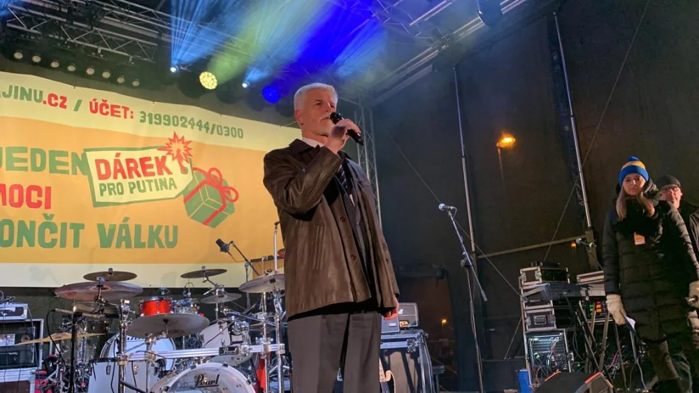 VIDEO: Tisíce lidí šly pochodem z Letné k ukrajinské ambasádě. Promluvil k nim Pavel