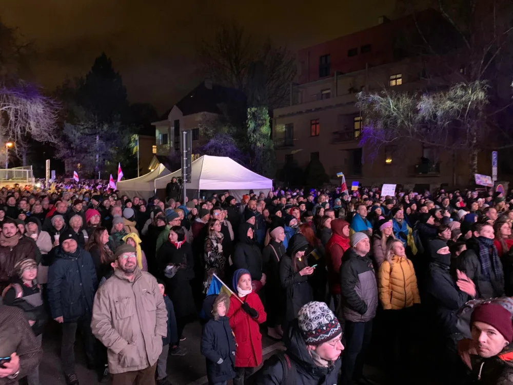 VIDEO: Tisíce lidí šly pochodem z Letné k ukrajinské ambasádě. Promluvil k nim Pavel