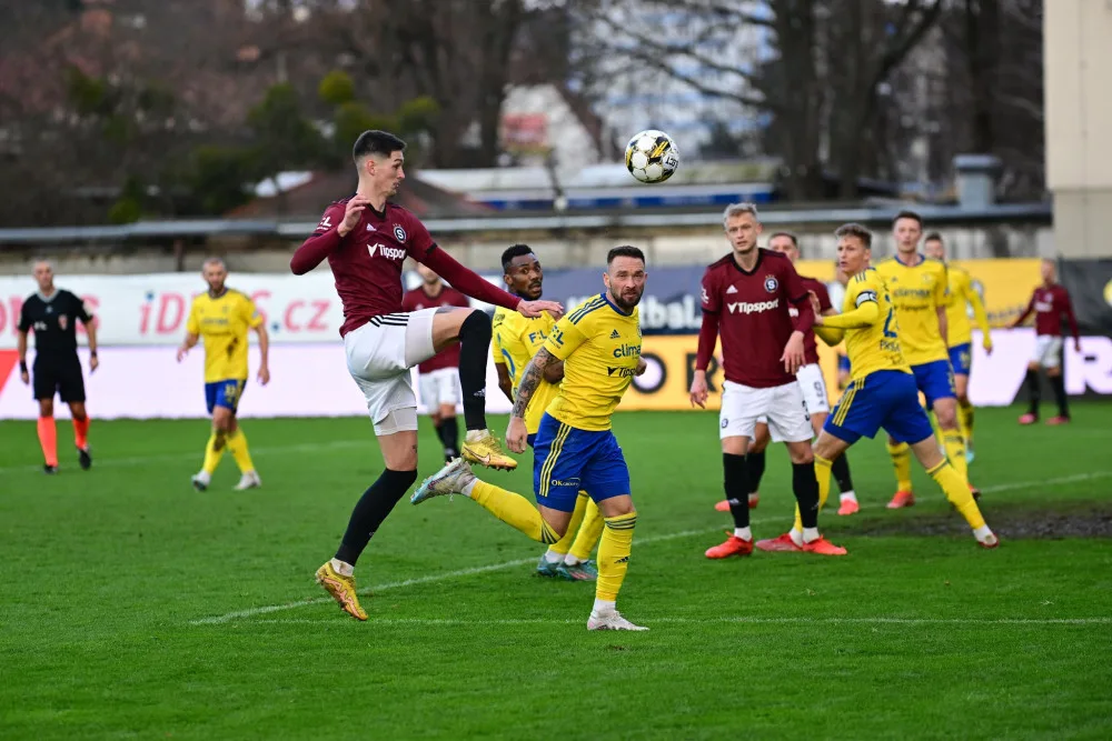 Sparta vedla ve Zlíně už 3:0, přesto se o výhru strachovala do posledních chvil
