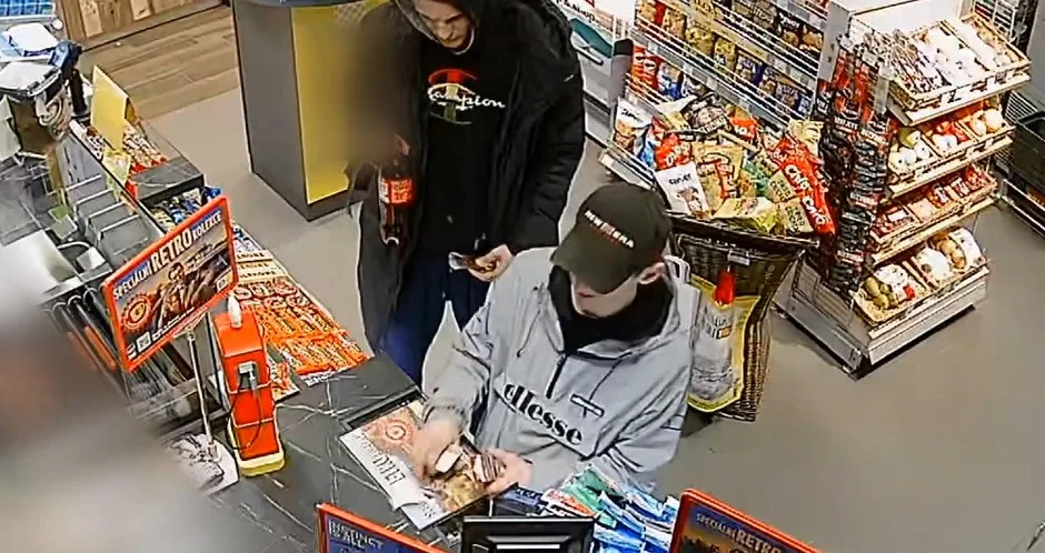 VIDEO: Zloději ukradli z auta platební kartu a rozjeli sérii nákupů. Pátrá po nich policie