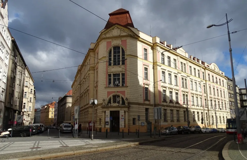 Praha 7 plánuje opravit školy a bytovku. Chce po magistrátu třicet milionů