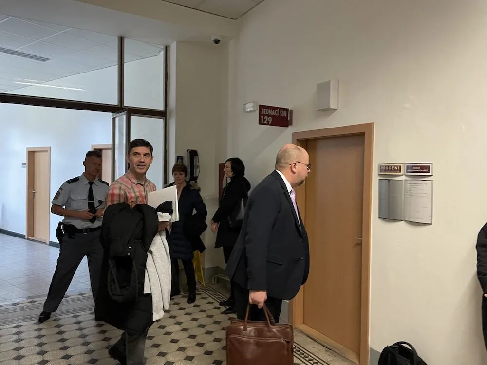 Dezinformátora Vrabela čeká soud. Jeho příznivci plánují demonstraci před budovou