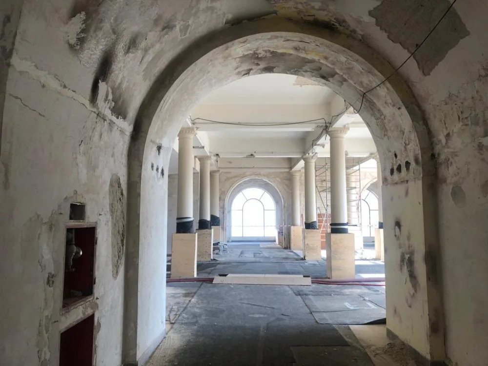 VIDEO: Průmyslový palác má za sebou první rok oprav. Zásahy z 50. let rekonstrukci komplikují