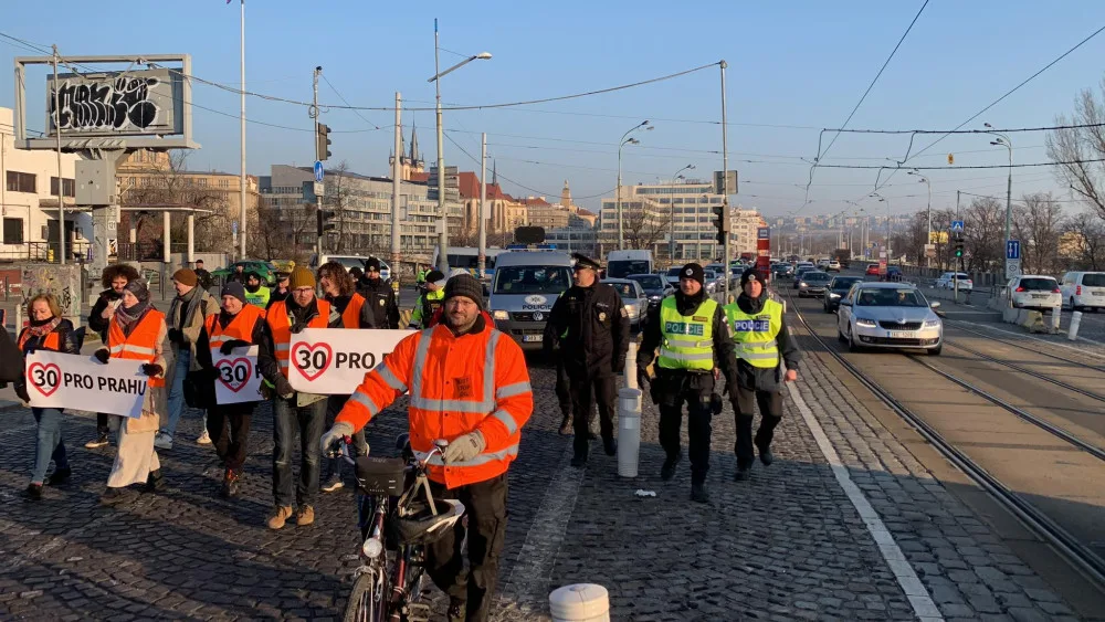 VIDEO: Aktivisté opět blokují provoz v Praze. Třicítka má být maximální rychlost, tvrdí