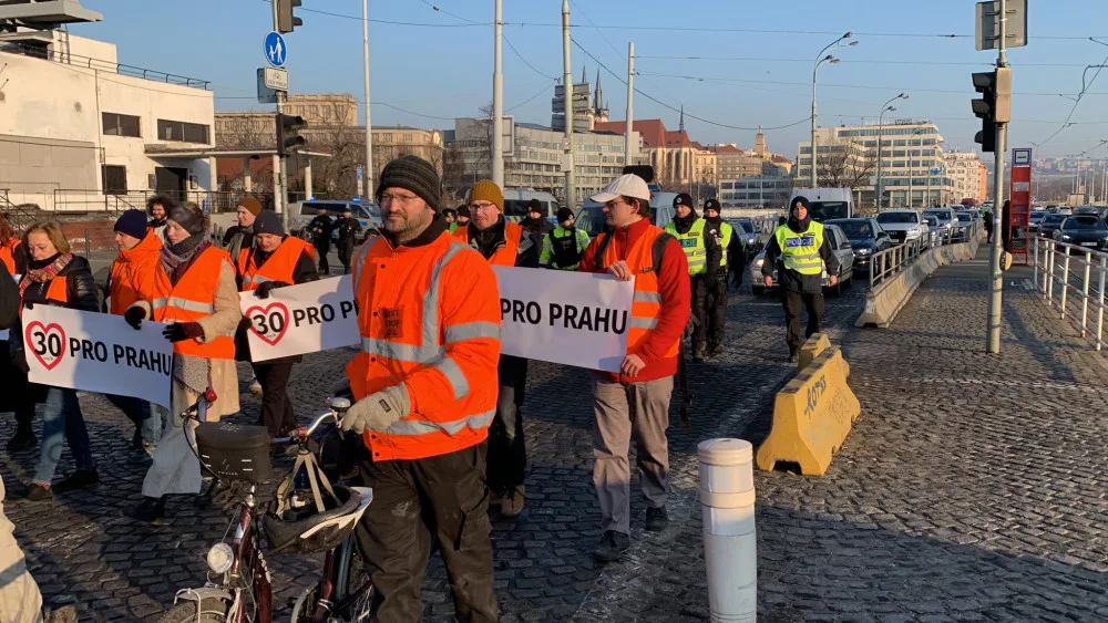 VIDEO: Aktivisté opět blokují provoz v Praze. Třicítka má být maximální rychlost, tvrdí