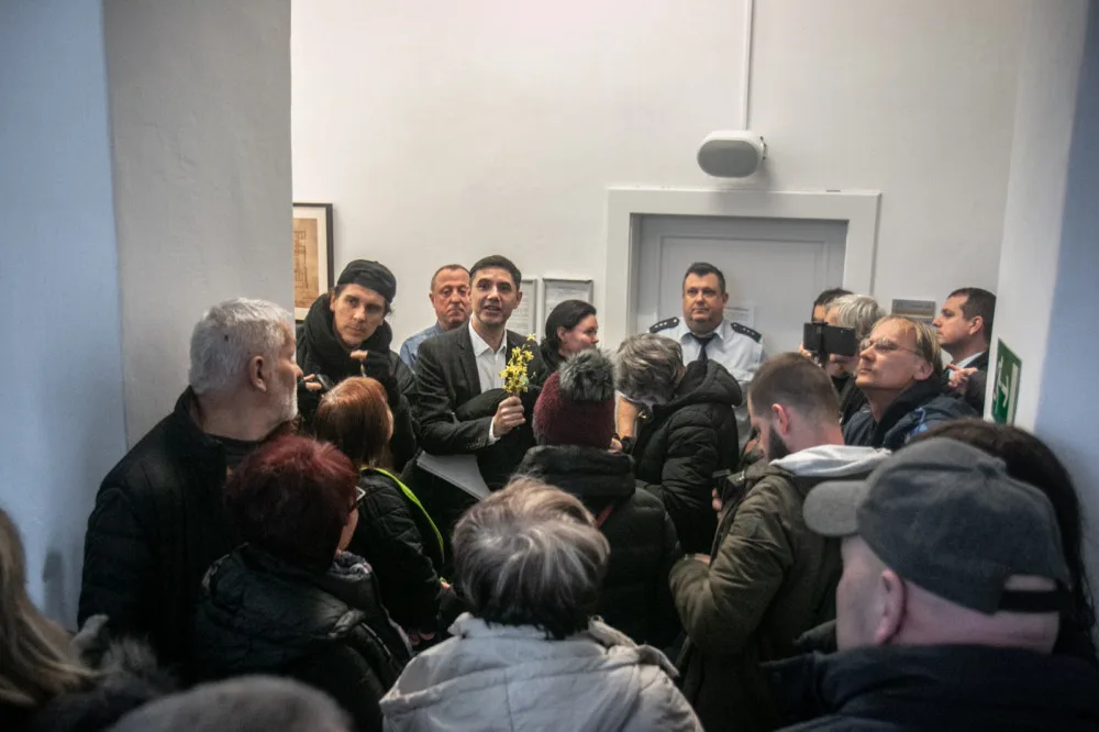 Láďo, děkujem! Dezinformátora Vrabela doprovodili na soud jeho příznivci