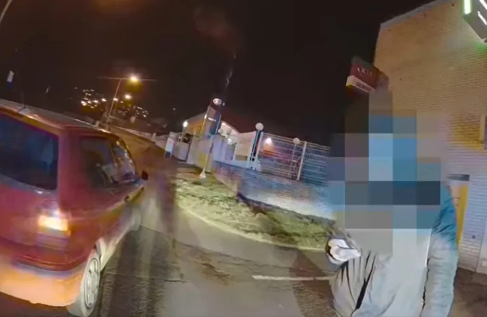 VIDEO: Strážníci zastavili muže kvůli rozbitému sklu. Zjistili, že je na drogách a nemá řidičák