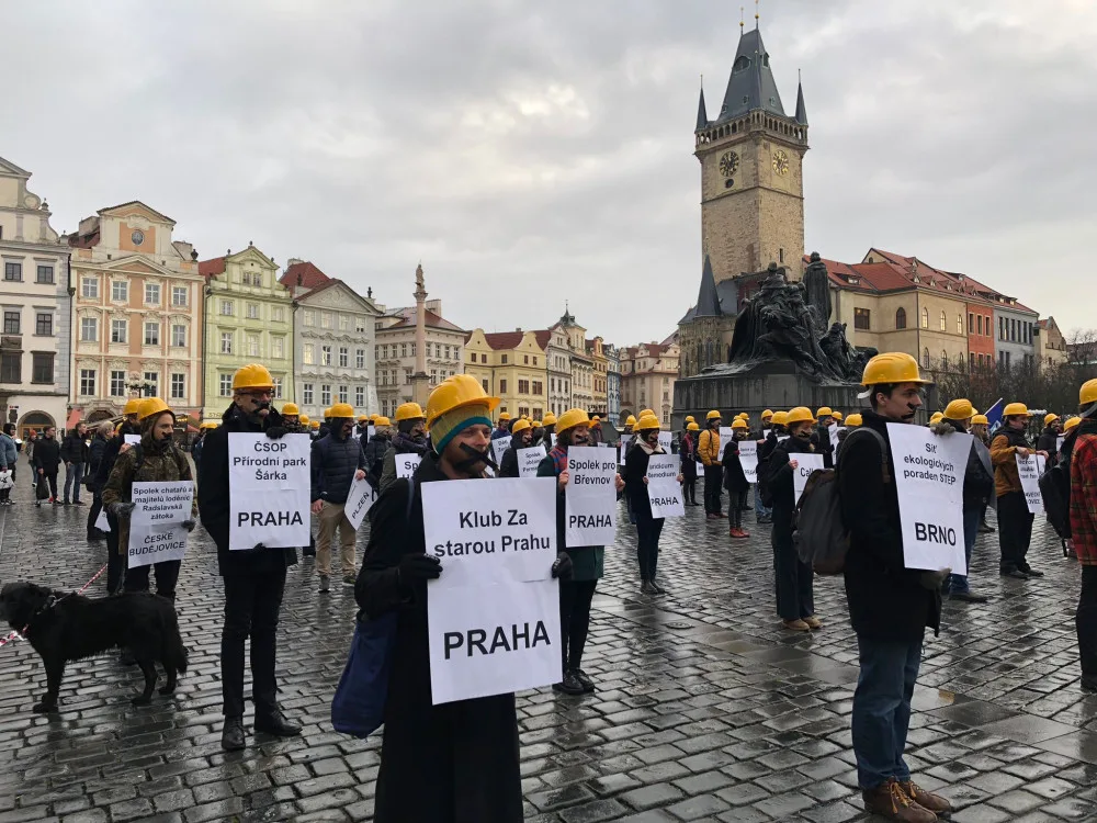 VIDEO: V centru Prahy protestovaly proti novele stavební zákona desítky lidí