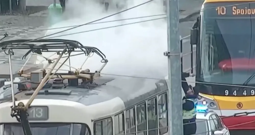 Tramvaji doutnala střecha.