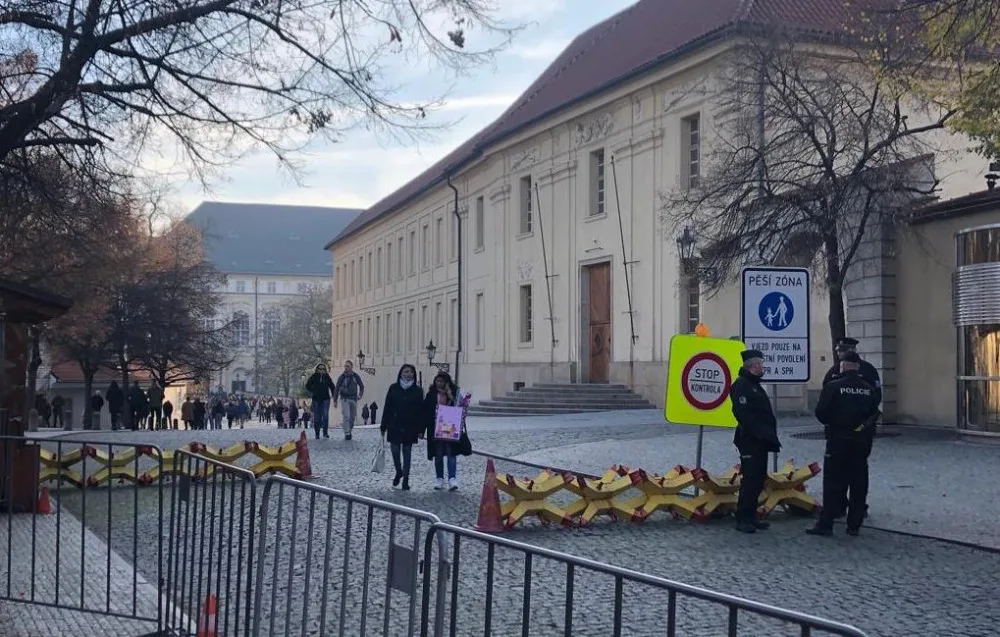 Vstup do areálu Pražského hradu je hlídaný.