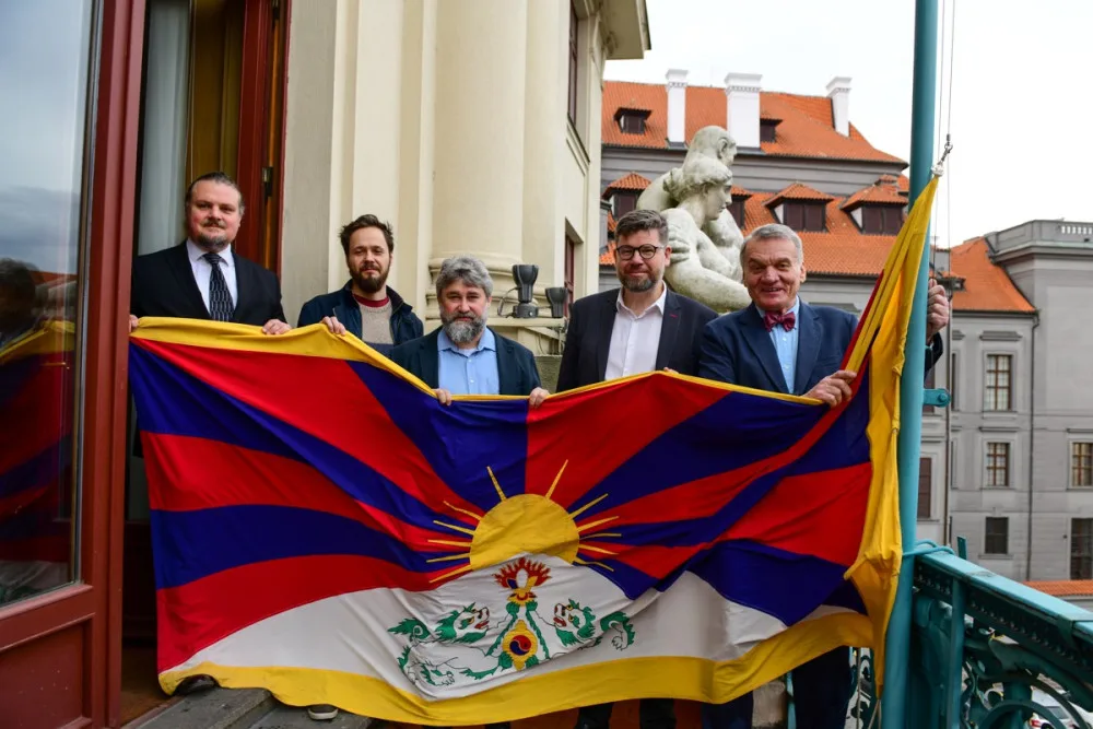 Praha si připomíná krvavé potlačení tibetského povstání. Radnice vyvěsily vlajky