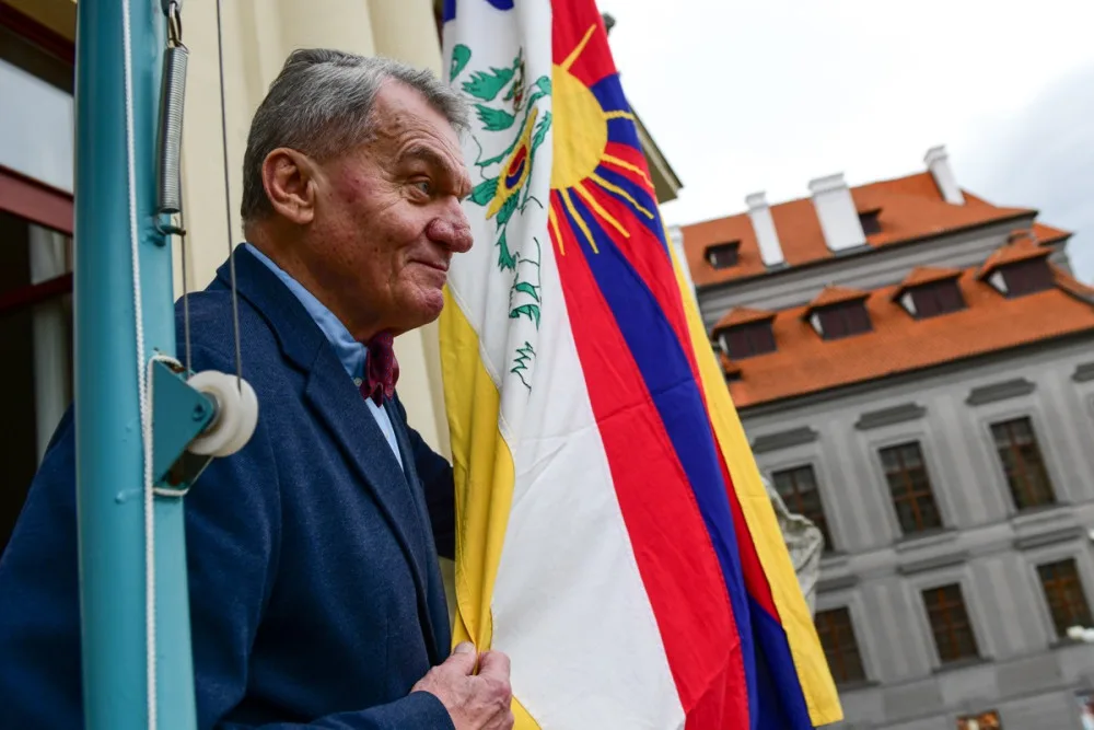 Praha si připomíná krvavé potlačení tibetského povstání. Radnice vyvěsily vlajky