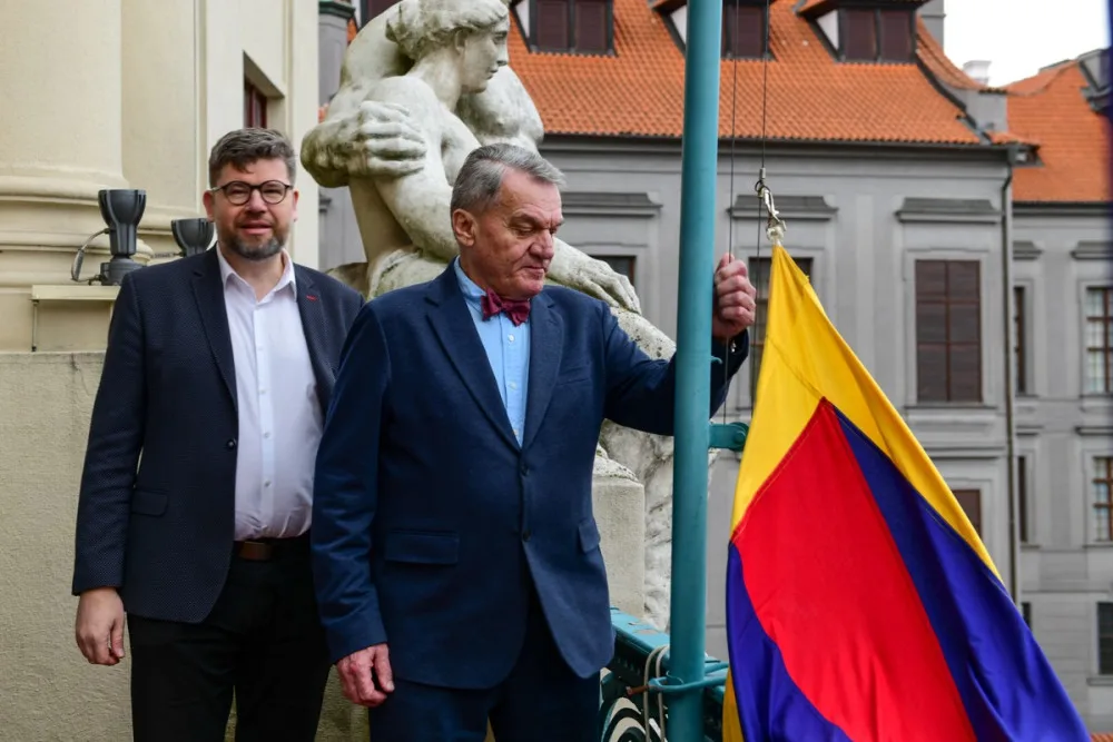 Praha si připomíná krvavé potlačení tibetského povstání. Radnice vyvěsily vlajky