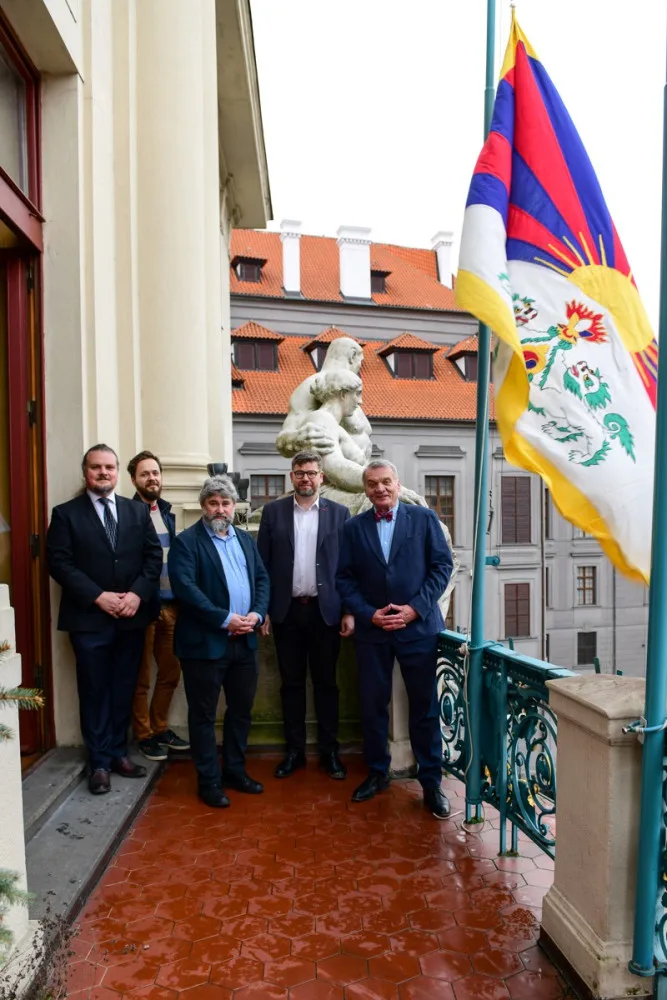 Praha si připomíná krvavé potlačení tibetského povstání. Radnice vyvěsily vlajky