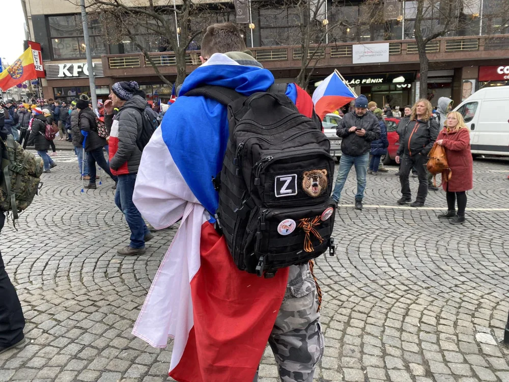 Muž, který přišel na demonstraci označený písmenem Z, je podezřelý z trestného činu