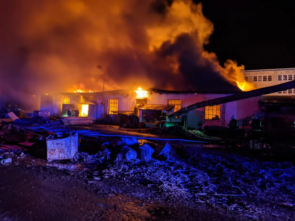 U požáru haly u Prahy zasahuje sto hasičů. Lidé mají doporučení nevětrat
