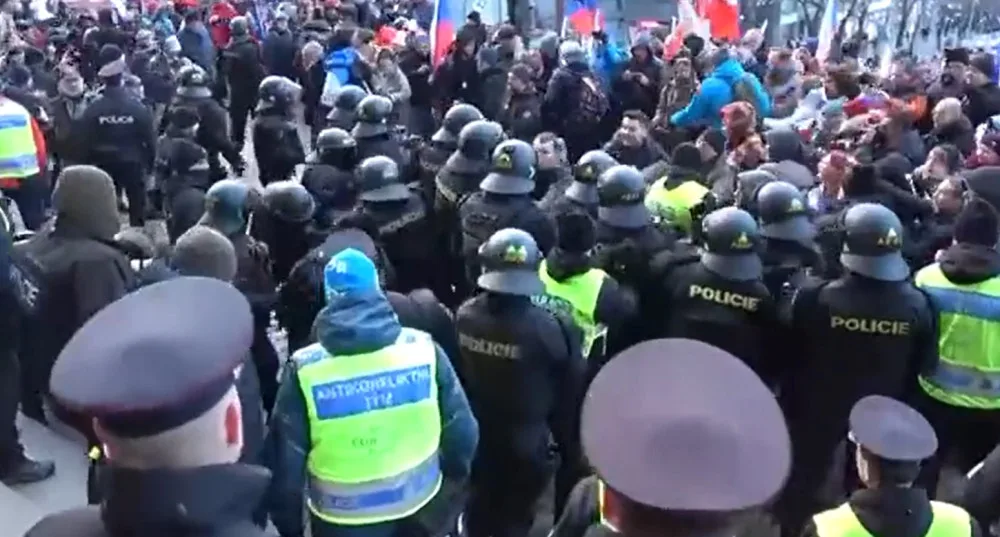 VIDEO: Policie zveřejnila záběry z konfliktu u Národního muzea