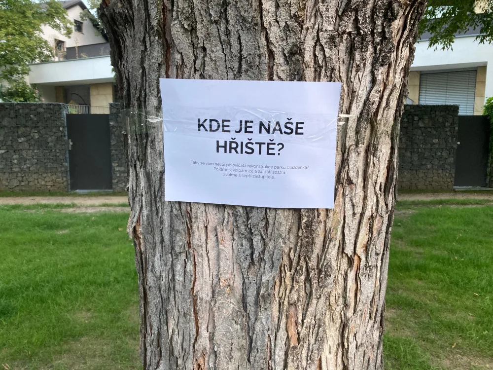 V září minulého roku vyvěsili před volbami v parku letáky s dotazy.