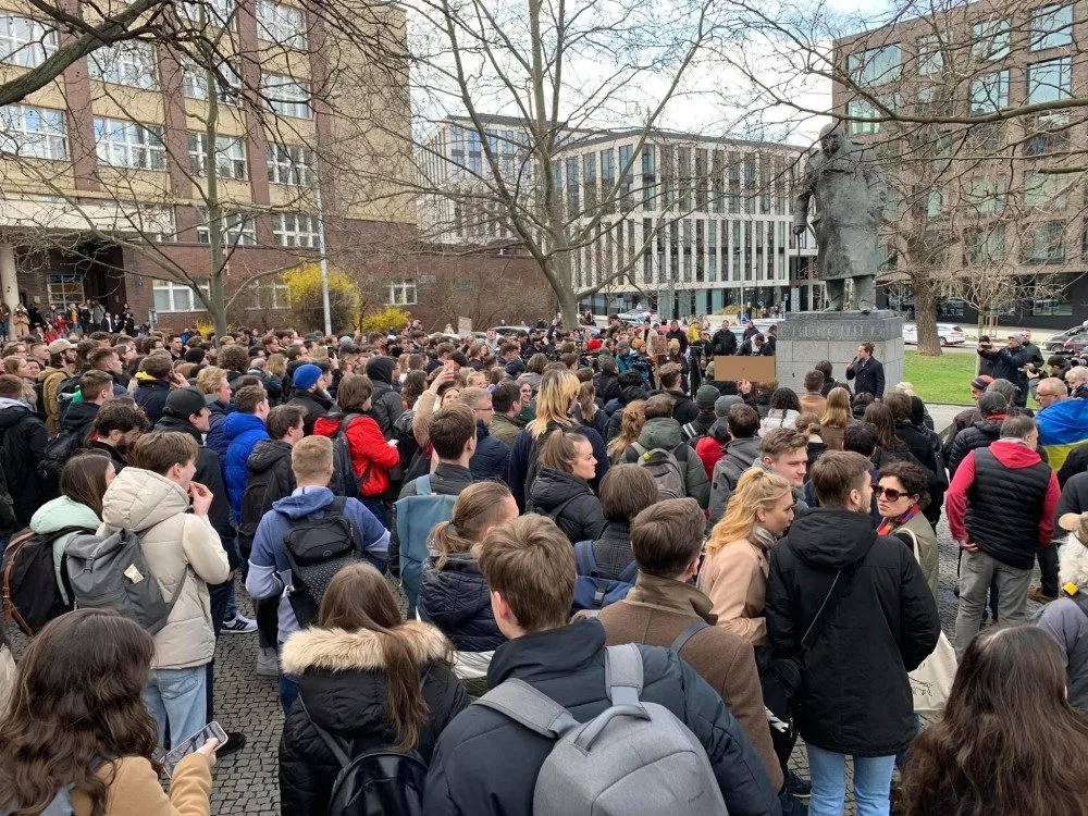 Studenti demonstrují před budovou VŠE za odchod děkana Ševčíka