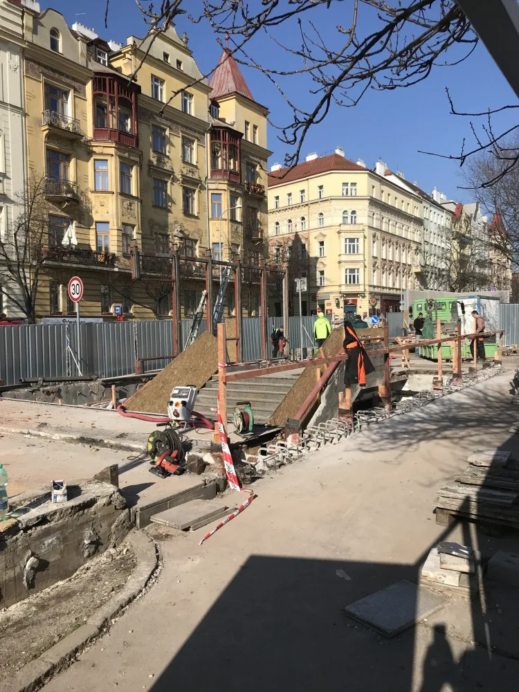 U metra Jiřího z Poděbrad už nebudou přístřešky. Dopravnímu podniku to prodraží údržbu o milion