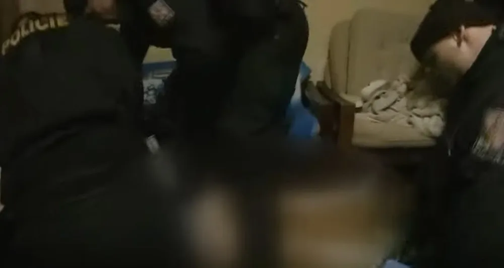 VIDEO: Policisté zachránili život seniorce. Při jejich příjezdu byla doma v bezvědomí