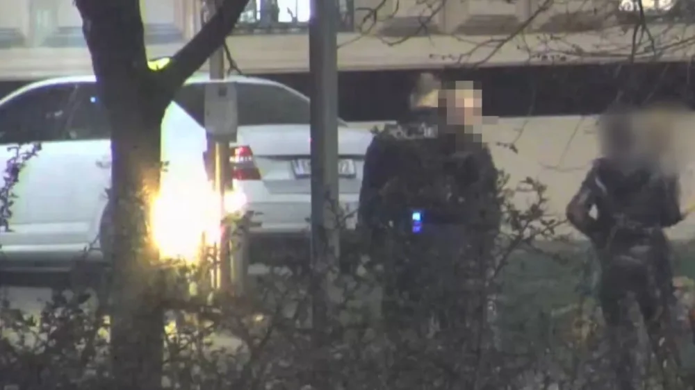 VIDEO: Opilý mladík se bavil podpalováním košů. Před kamarády si vše natáčel na mobil