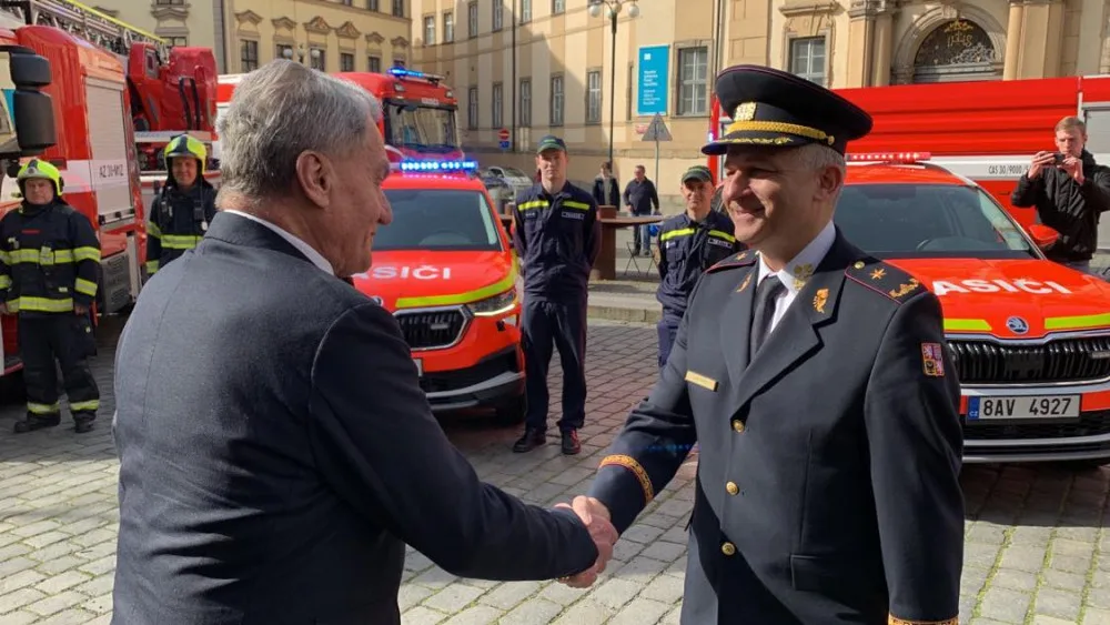 VIDEO: Pražští hasiči si připomínají významné výročí. Vyrazili na spanilou jízdu městem