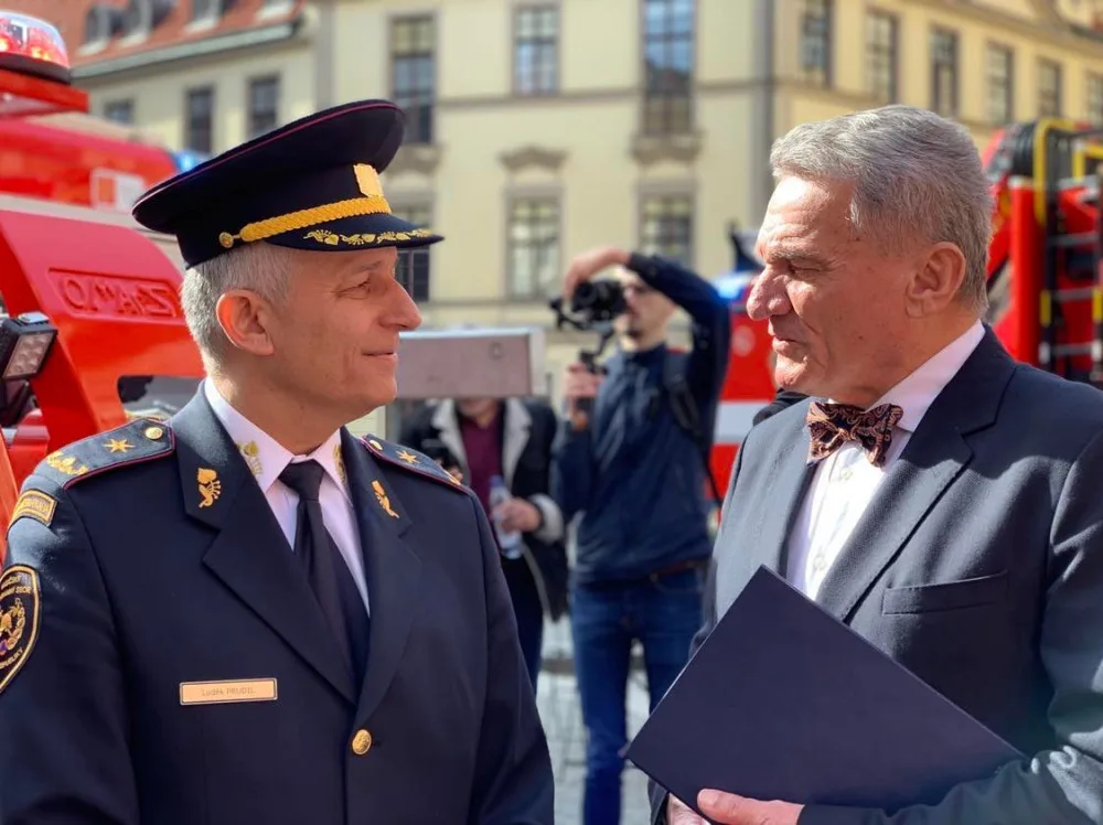 VIDEO: Pražští hasiči si připomínají významné výročí. Vyrazili na spanilou jízdu městem