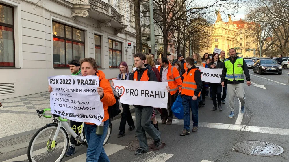 VIDEO: Aktivisté zahájili šestý pochod za třicítku v Praze. Přišli i odpůrci