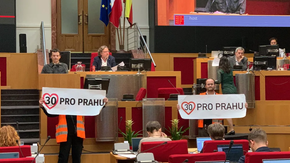 VIDEO: Aktivisté usilující o zavedení třicítky v Praze přišli na zastupitelstvo
