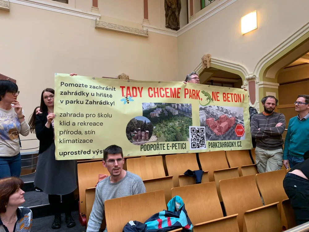 Místní protestují proti výstavbě na místě zahrádek. Praha zkusí pozemky vykoupit